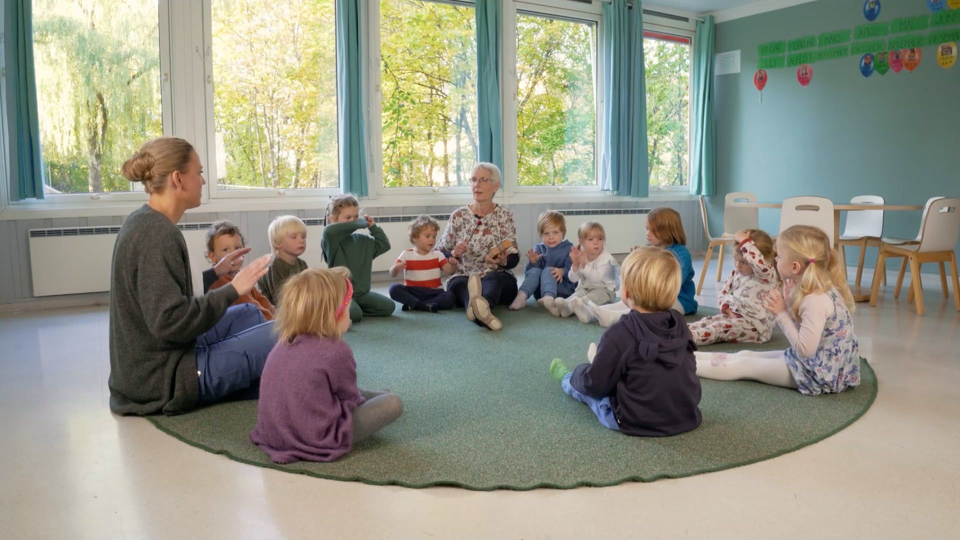 Bente Bogen med barn og ansatt fra Enerhaugen barnehage