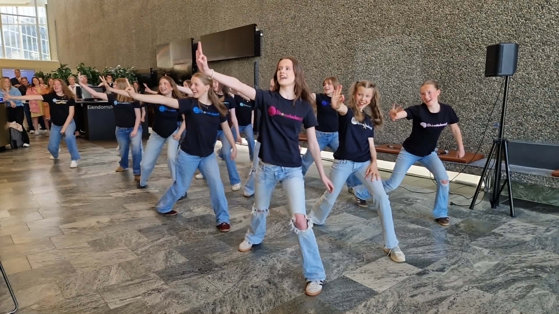 Bilde av ungdommer som danser i SR-Bank sine lokaler