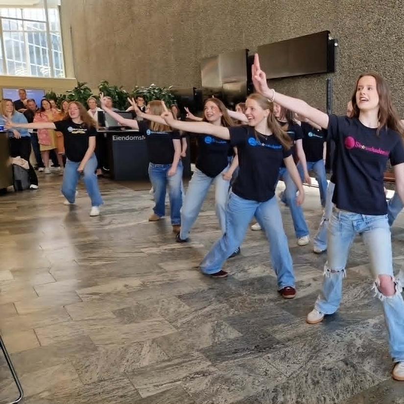 Bilde av ungdommer som danser i SR-Bank sine lokaler