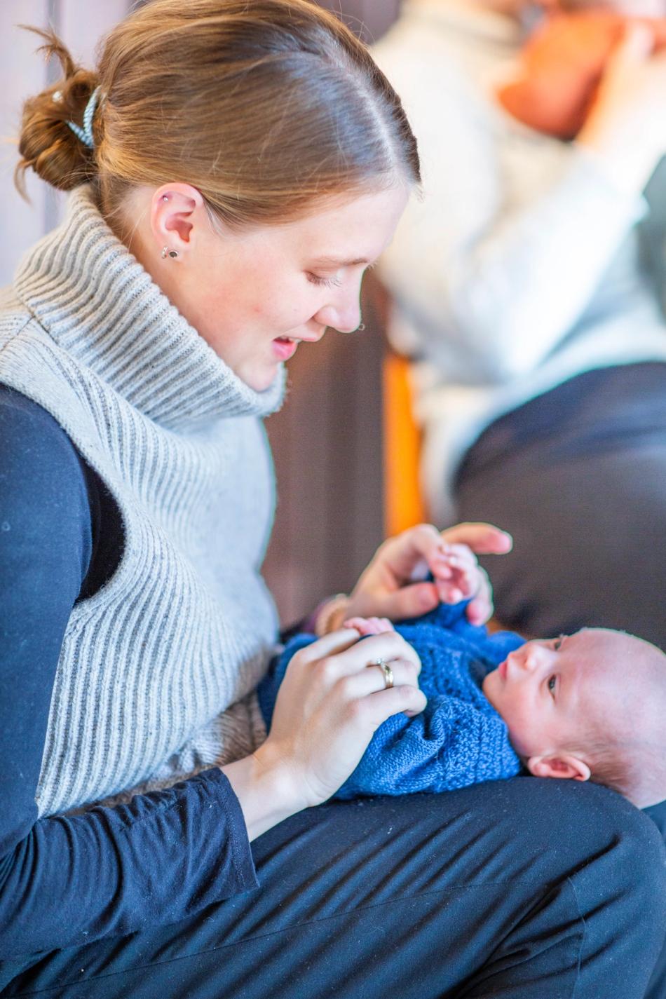 Mother singing for her baby. Photo Krafttak for sang