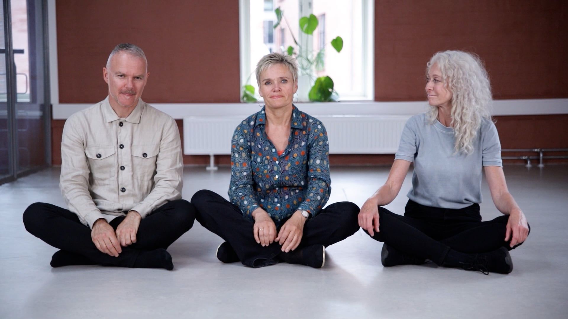 På bildet ser vi tre musikkpedagoger som viser reglen En liten ert