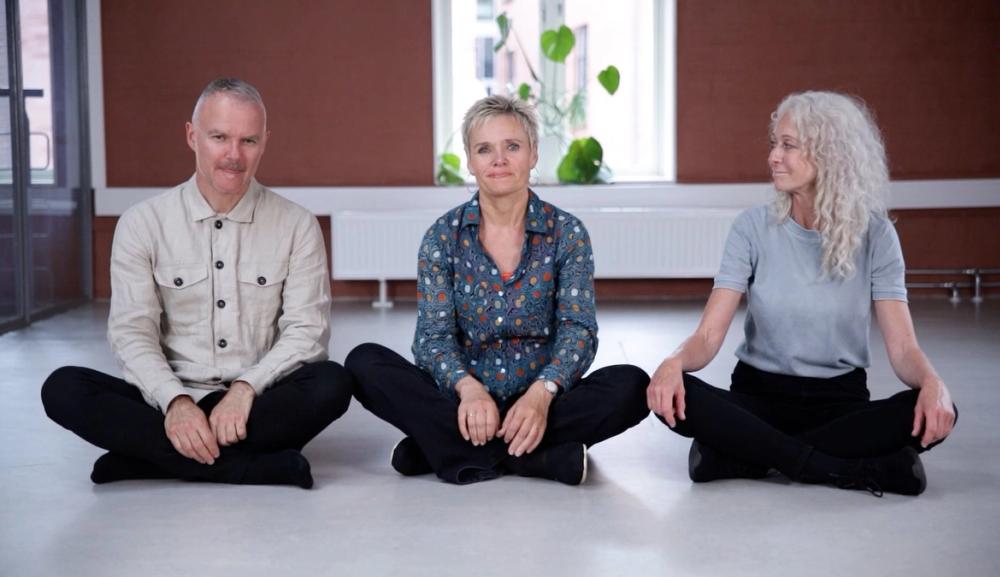 På bildet ser vi tre musikkpedagoger som viser reglen En liten ert