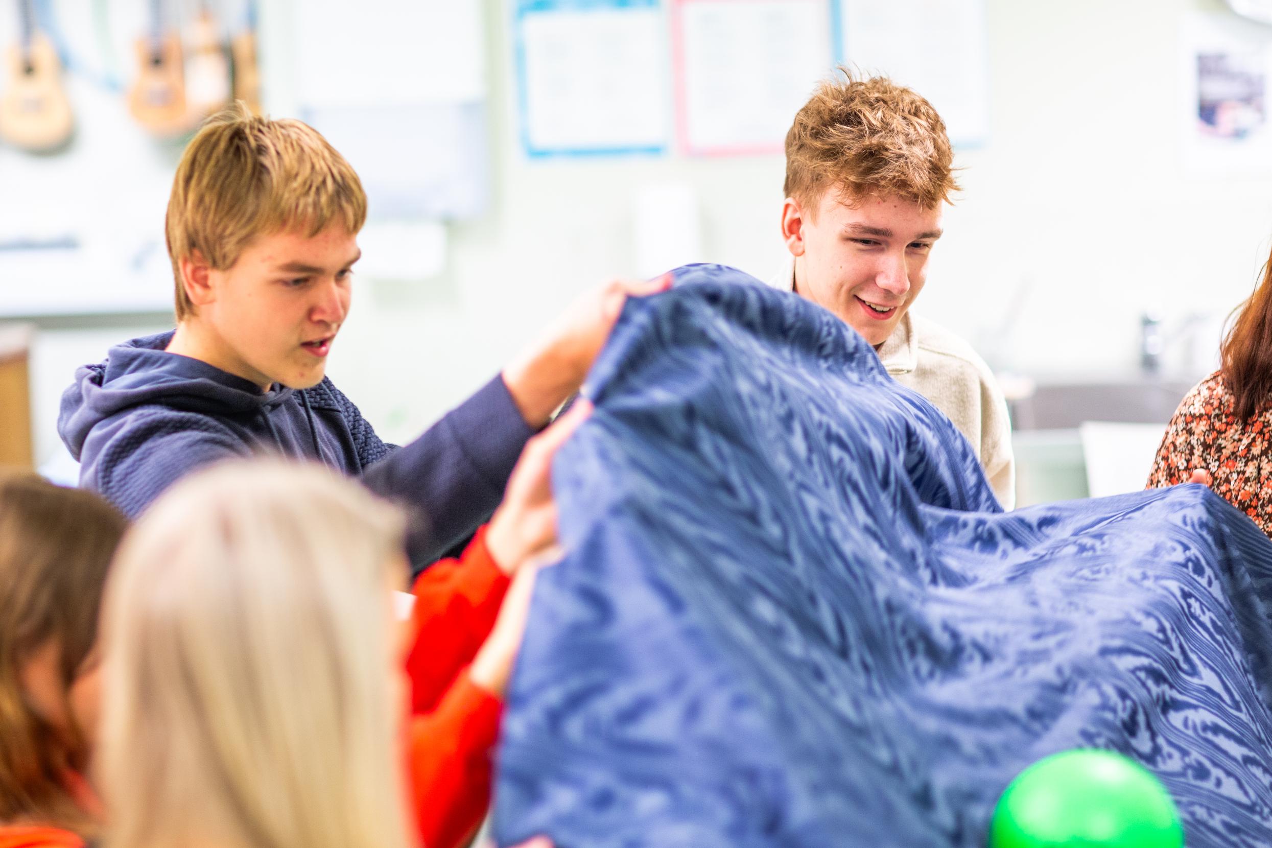 Elever ved Knarvik vgs synger sammen i klasserommet.