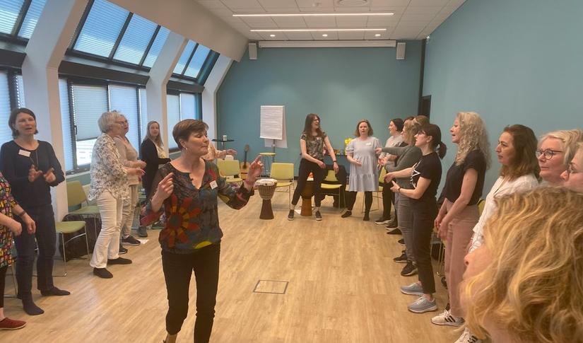 Elisabeth Barstad i midten under repertoardeling