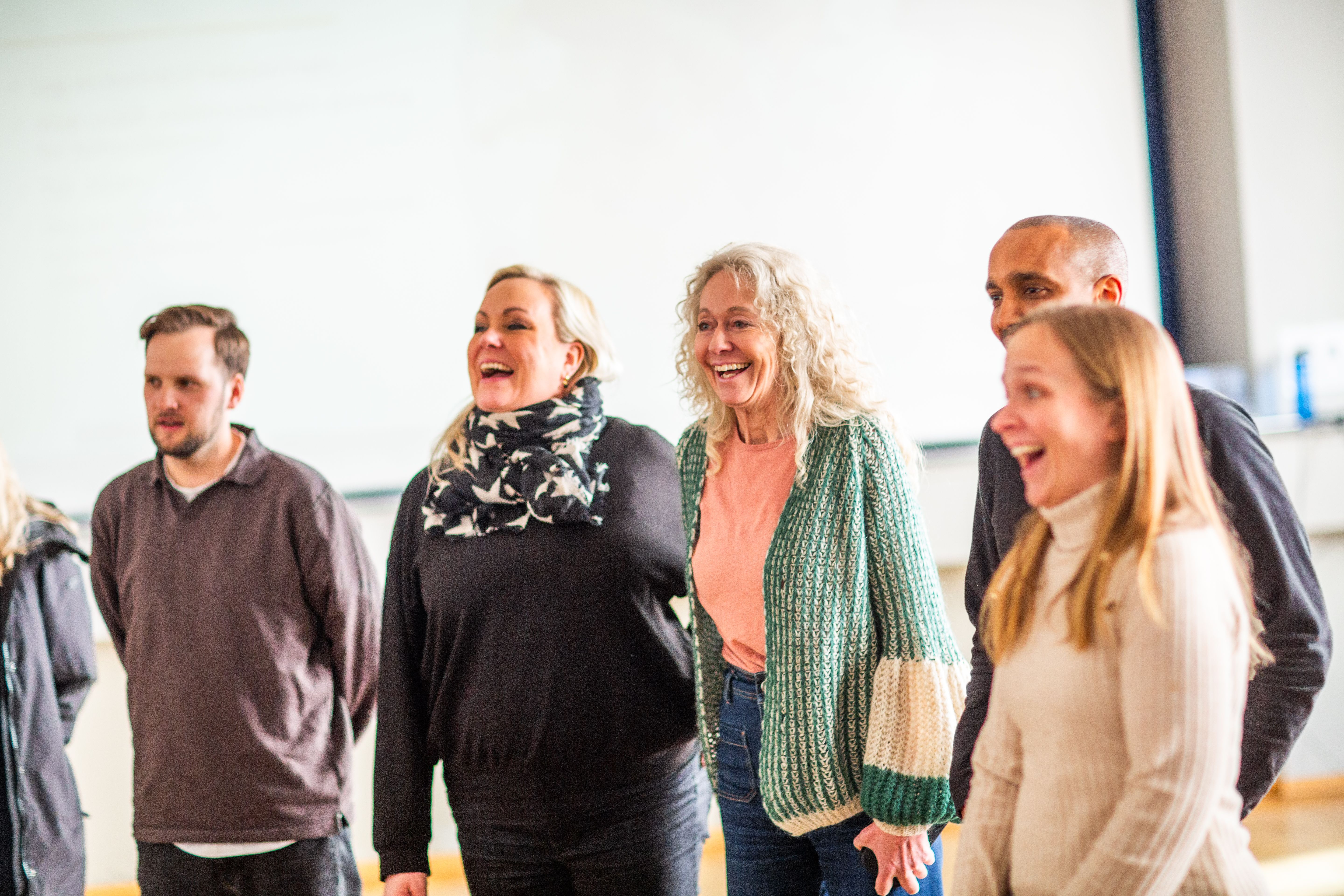 Bilde av mange aktive kursdeltakere