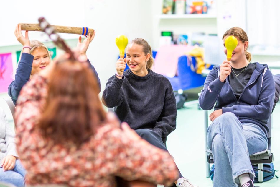 Elever synger og spiller instrumenter sammen med læreren. Foto: Krafttak for sang