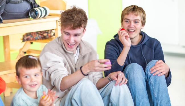 To vgs-elever synger med rasleegg