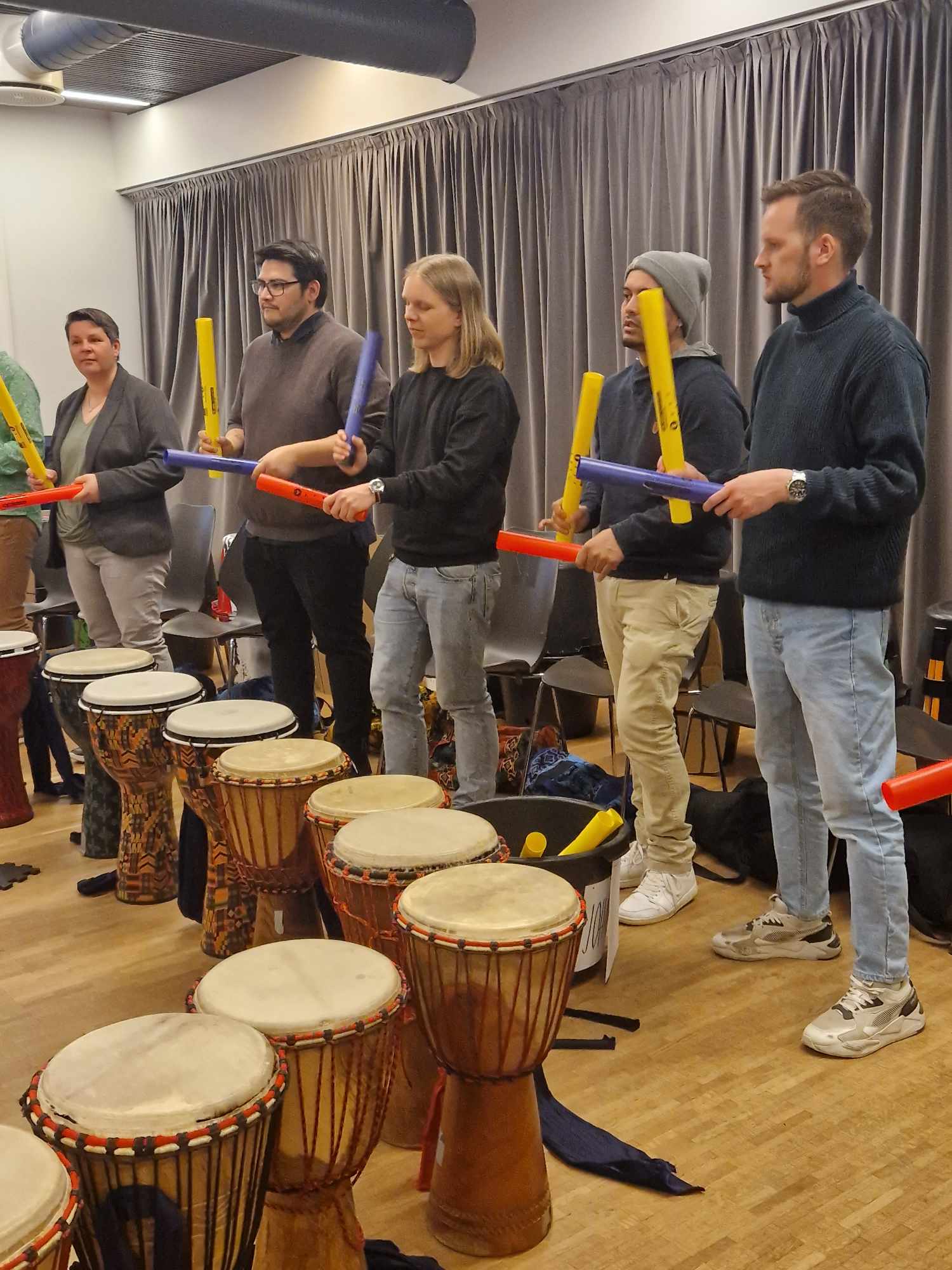 Bilde av kursdeltakere som spiller på boomwhackers. Foto: Musikk fra livets begynnelse