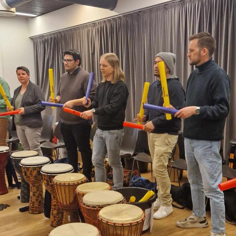 Bilde av kursdeltakere som spiller på boomwhackers. Foto: Musikk fra livets begynnelse