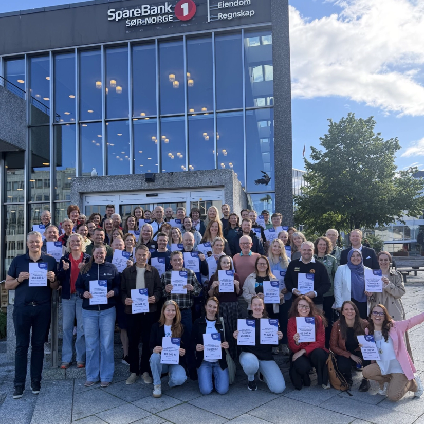 Bilde av en hel gjeng med diplomer utenfor SR-Bank sine lokaler