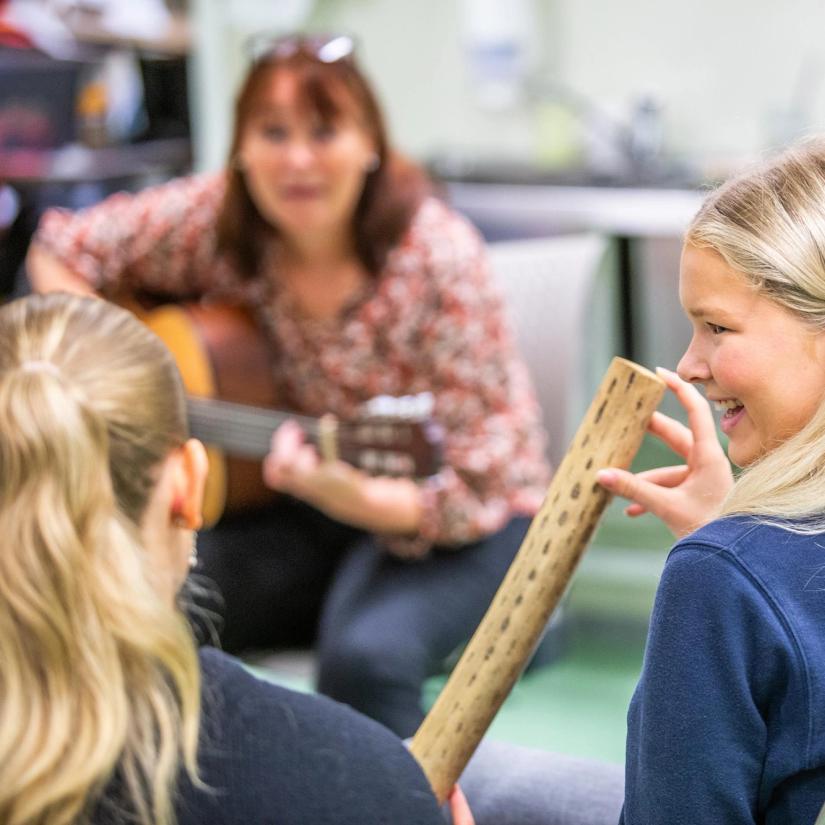 Elevene får kjennskap til spennende instrumenter som er lette å bruke sammen med barn.