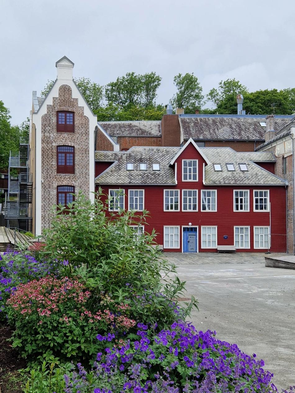 Bildet viser bygningen i Sandvigå 7 der Musikk fra livets begynnelse har kontor