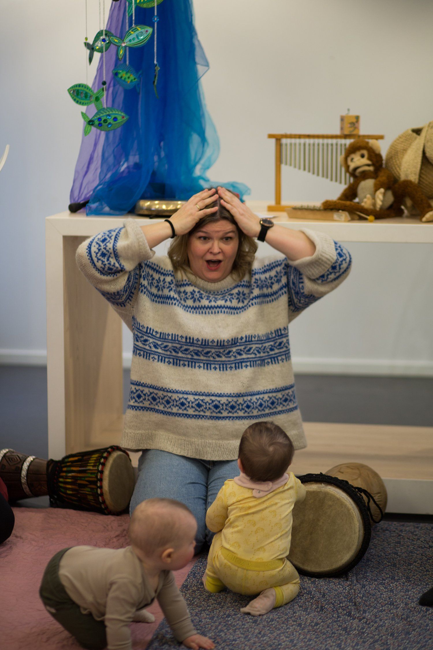 Bilde av kursleder Guro sammen med noen barn