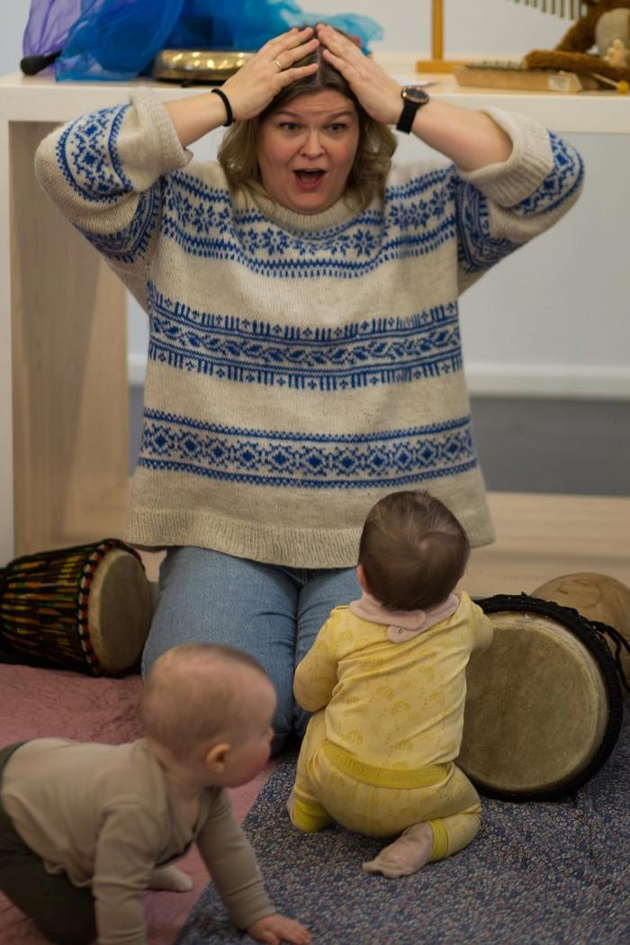 Bilde av kursleder Guro sammen med noen barn