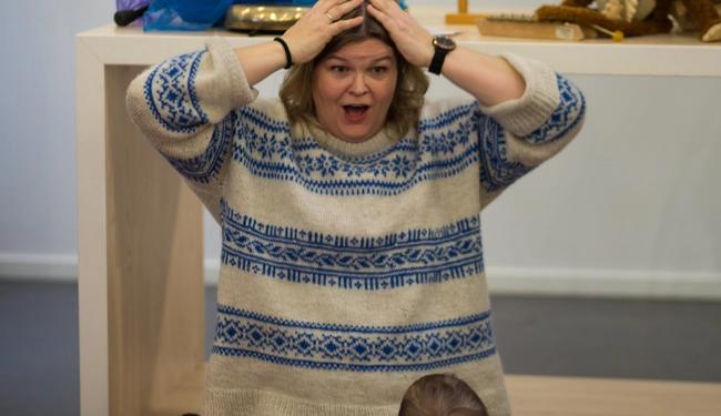 Bilde av kursleder Guro sammen med noen barn