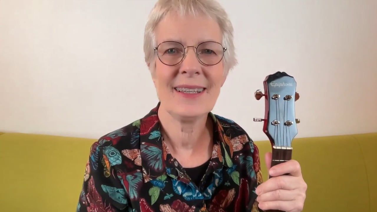 Bilde av Bente Bogen som holder en ukulele. Foto fra Ukulelekurset