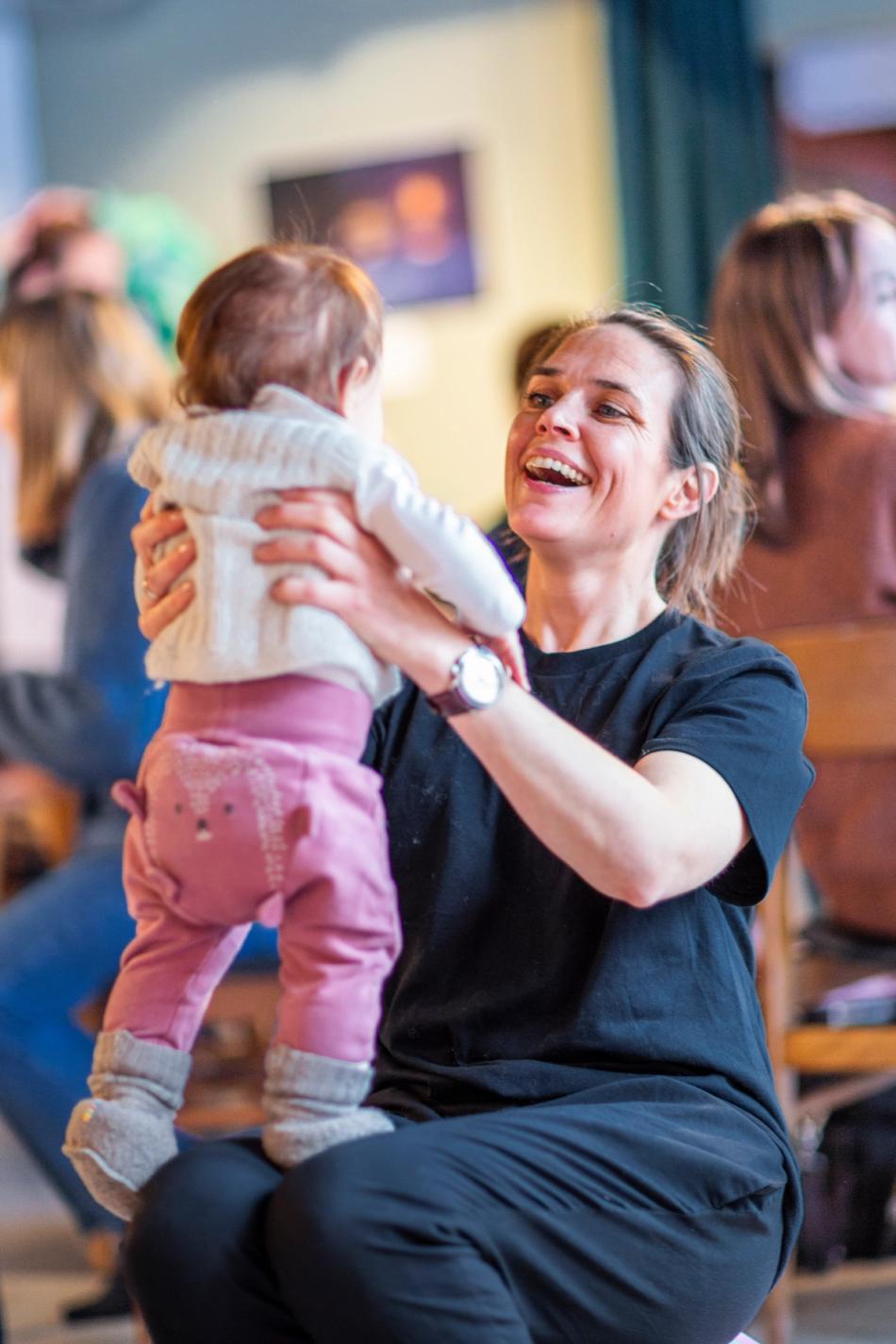 Mother singing for her baby. Photo: Krafttak for sang
