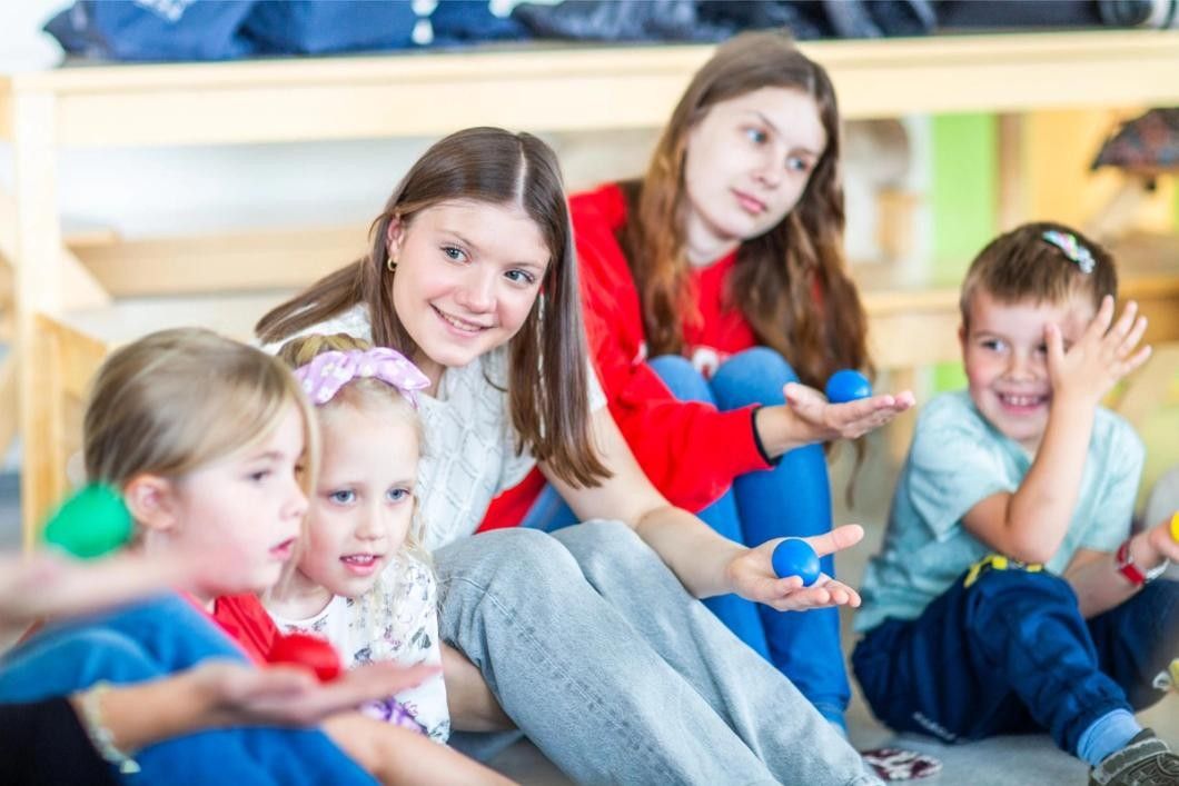 VGS elever sammen med barn i sangstund. Foto: Krafttak for sang