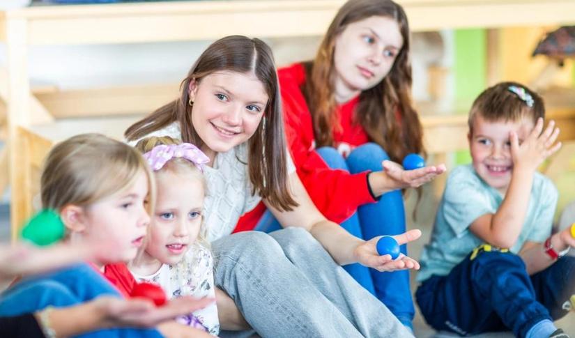 VGS elever sammen med barn i sangstund. Foto: Krafttak for sang