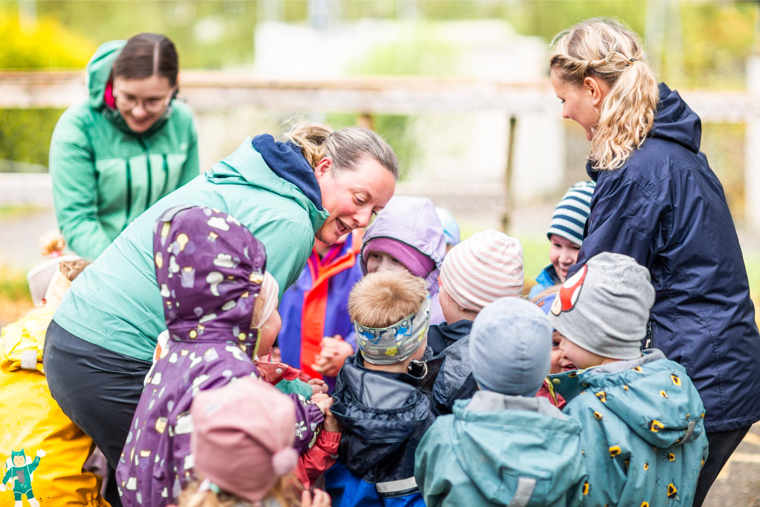 Bildet viser tre barnehageansatte som er ute med en barnegruppe. Foto: Krafttak for sang
