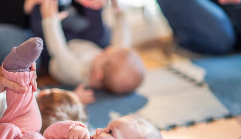 Gå i skogen er en morsom regle for baby