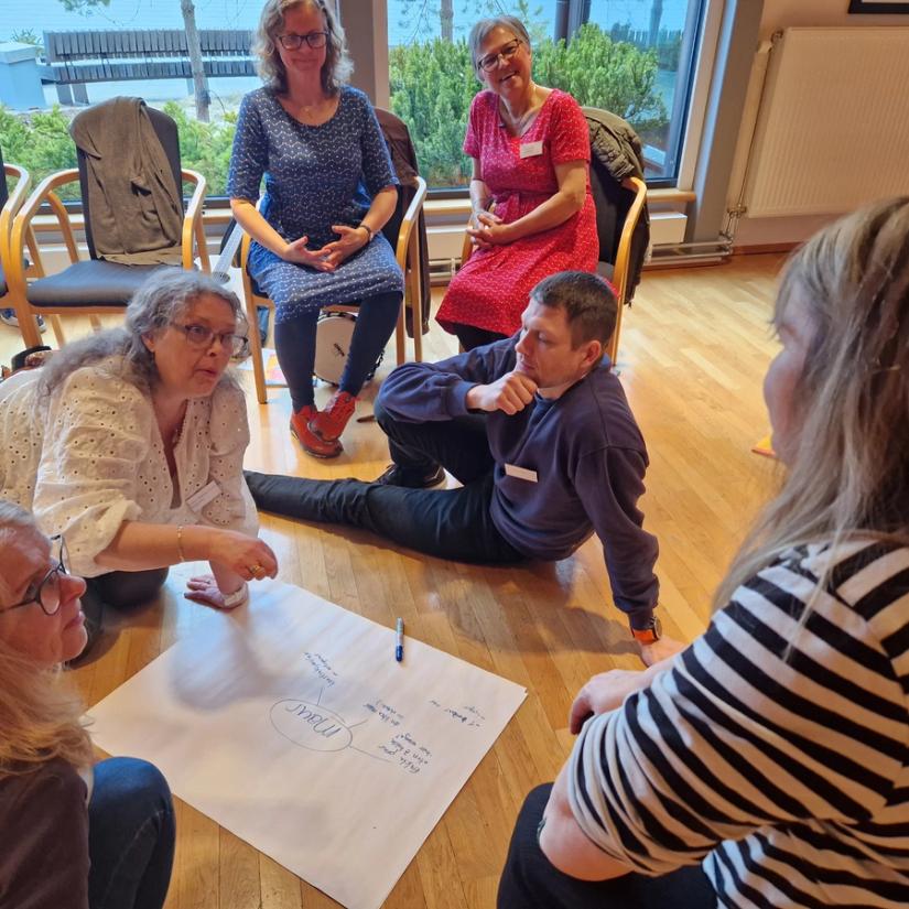 Bilde av gruppearbeid på kurshelg på Voksenåsen hotell, Oslo, april 2025