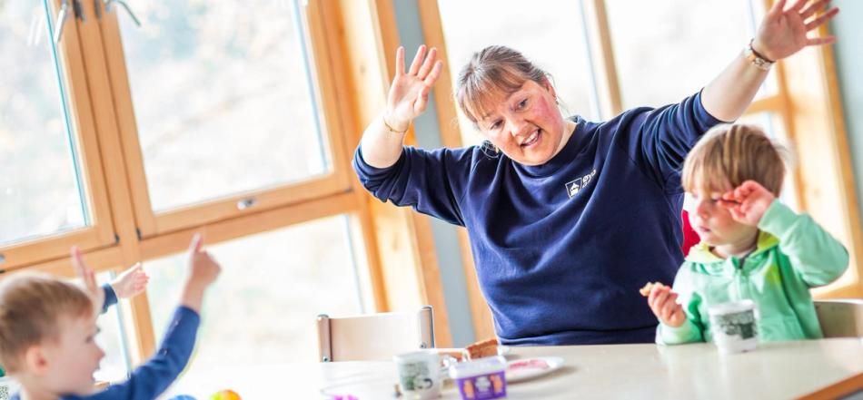 Bilde av Siw og barn fra Leirstaden barnehage