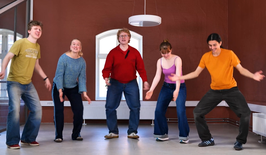 Bilde av fem ungdommer som gjør Løse knær