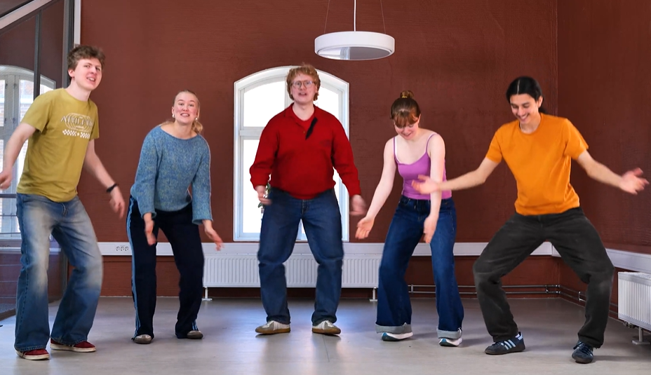 Bilde av fem ungdommer som gjør Løse knær