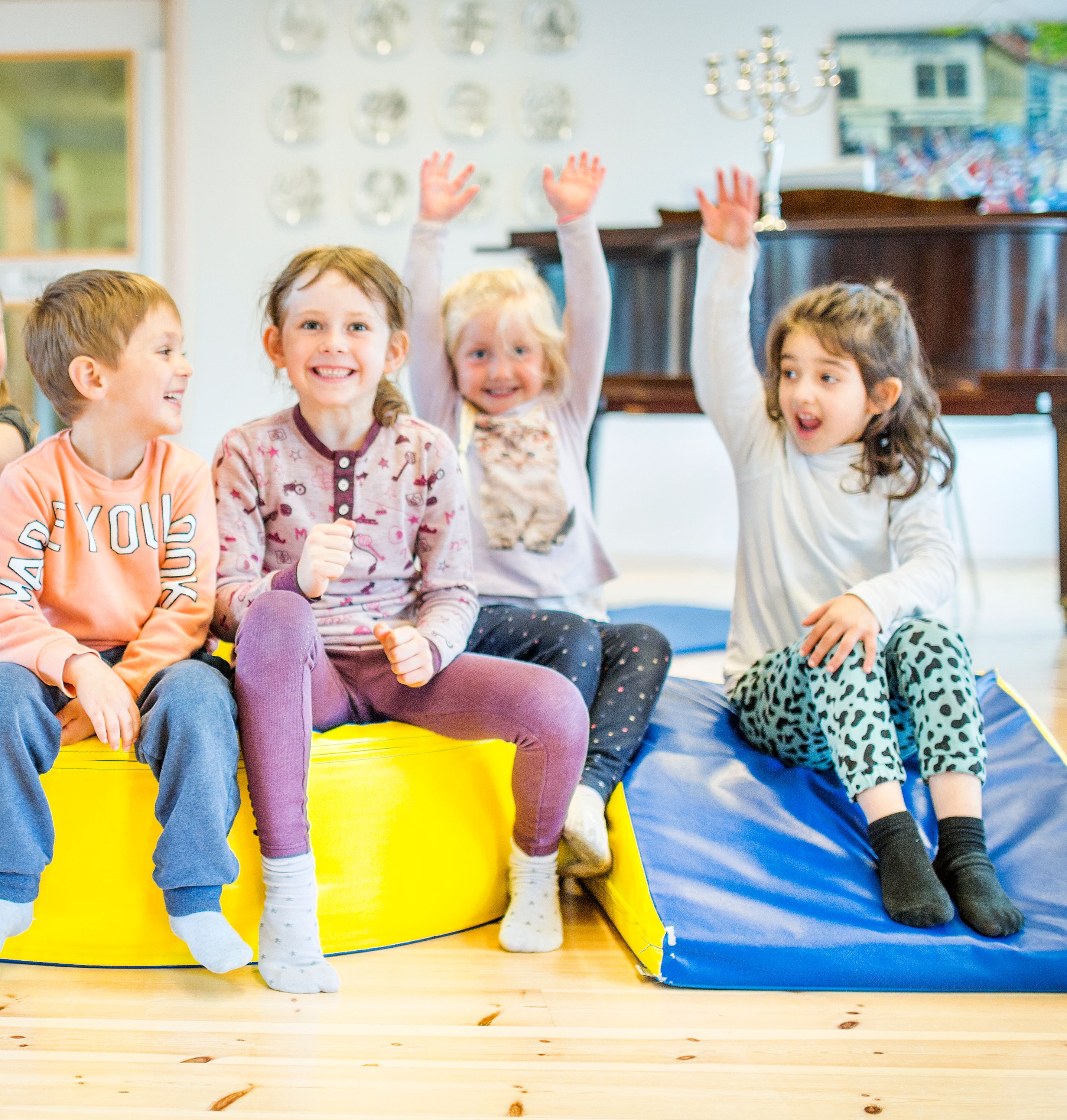 Barn i Solvang Syngende barnehage smiler og ler. Foto: Krafttak for sang