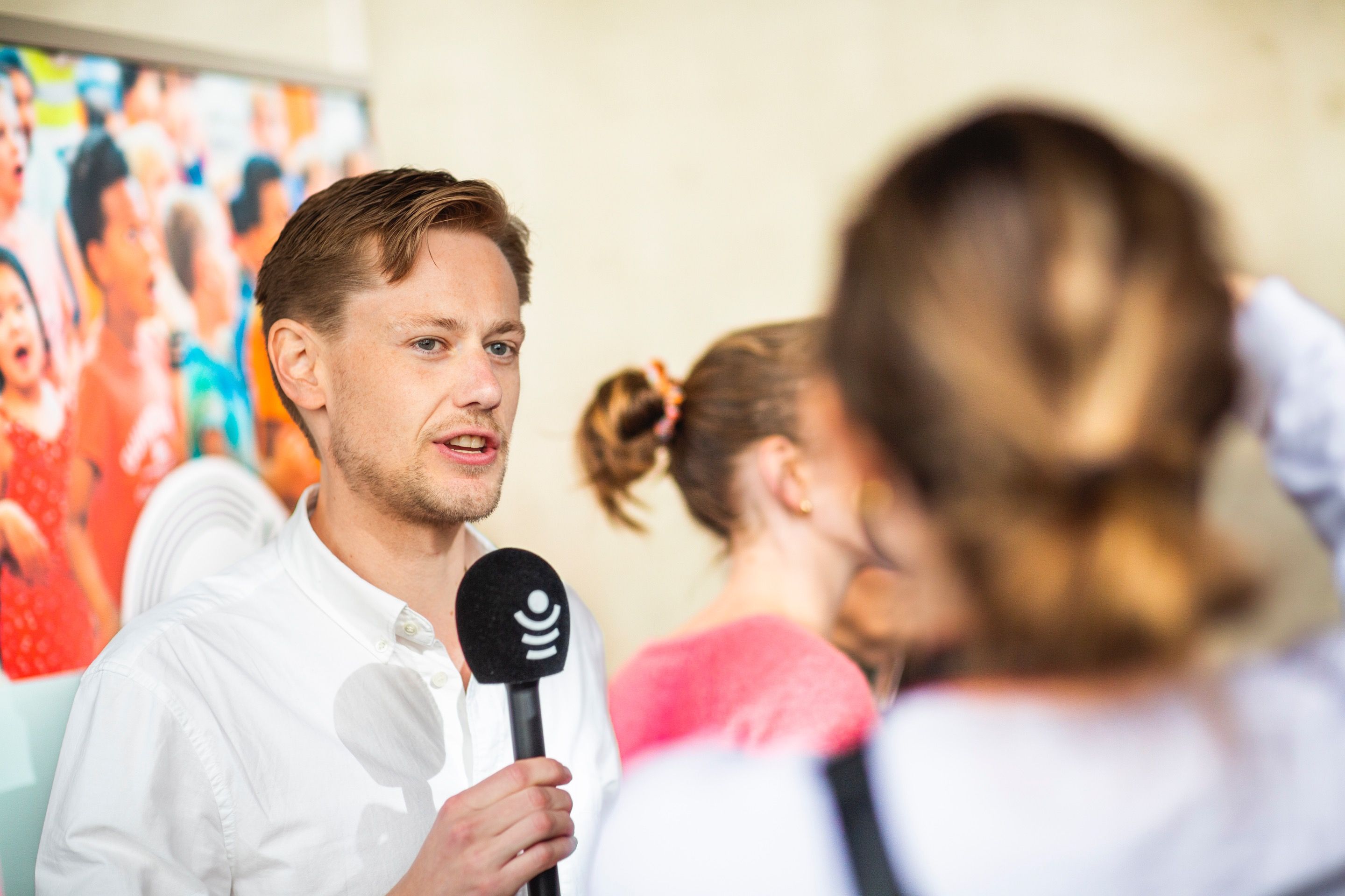 Bilde av filmfotograf Peder M Egge som holder en mikrofon og blir intervjuet