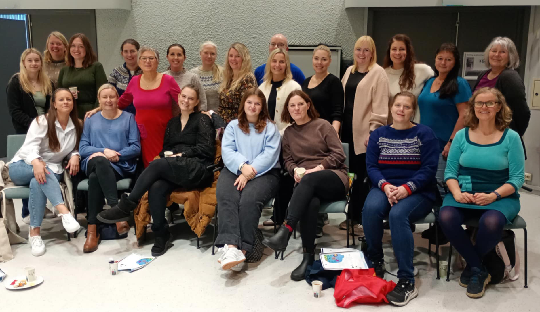 Kursdeltakerne oppstilt, Straume med Åshild Eriksen og Erika Kroken, høsten 2024. 