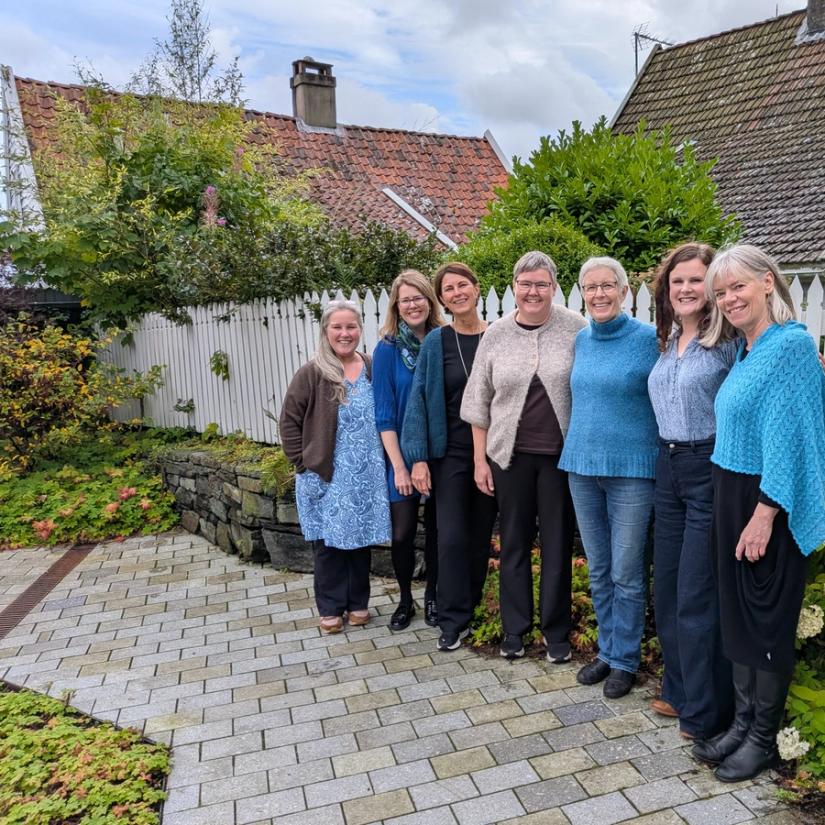 Bilde av styret og ansatte foran et stakittgjerde i gamle Stavanger