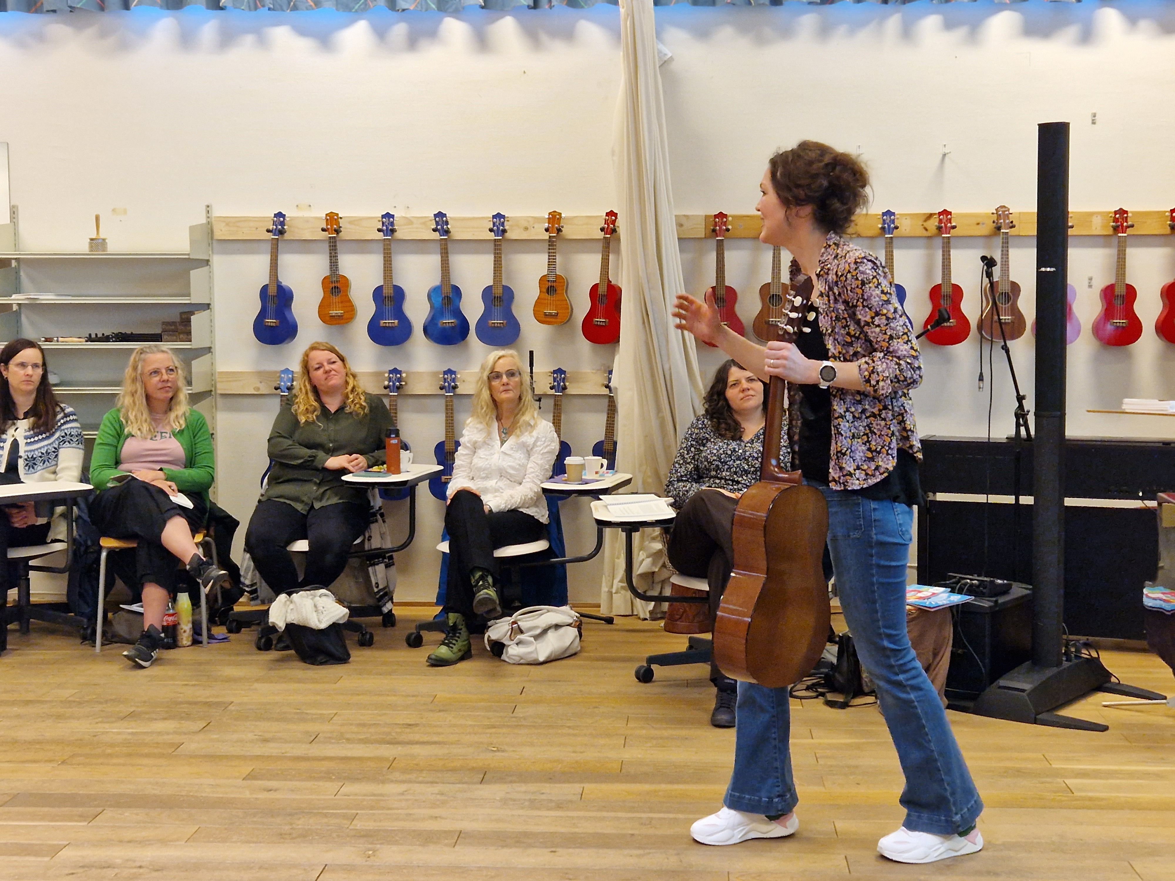 Bilde av kursleder Lise Lotte Berg Ågedal i Stavanger, våren 2024. Kursdeltakere sitter rundt. Foto: Kajadilani