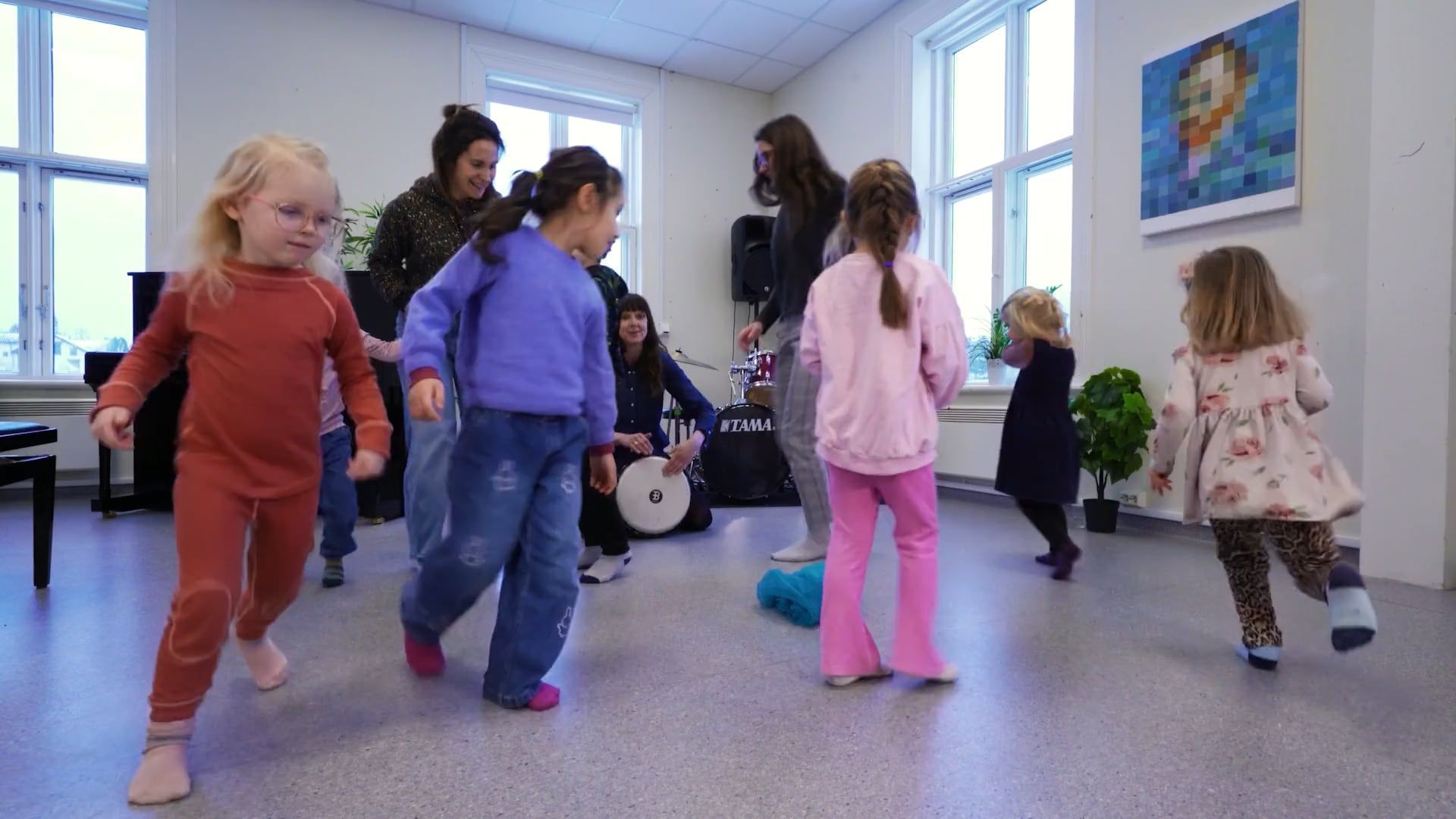 Bilder av barn og barnehageansatte som springer til sangen