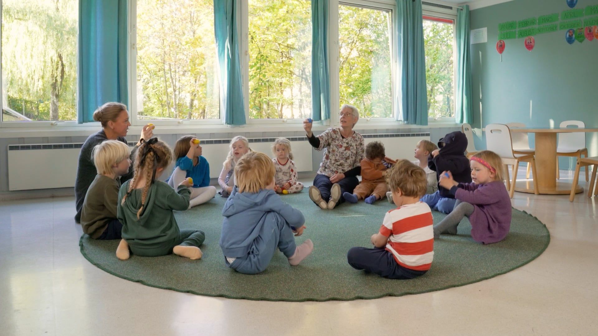 Barn og ansatte i samlingsstund