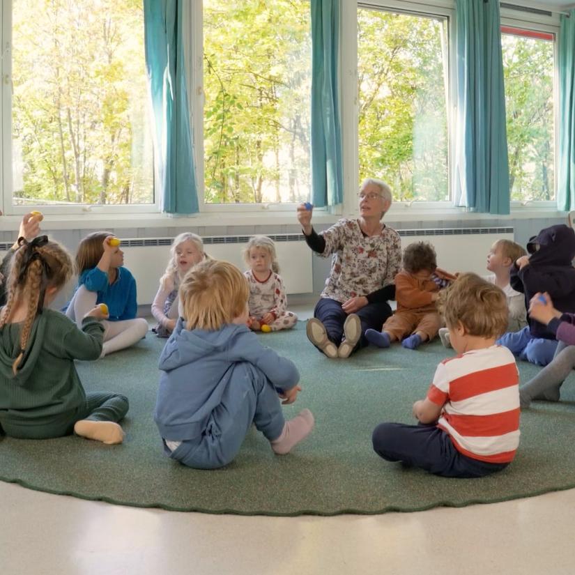 Barn og ansatte i samlingsstund