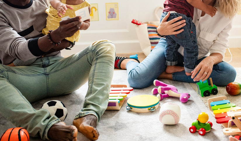 Bilde av en mor og en far med sine barn i en barnehage