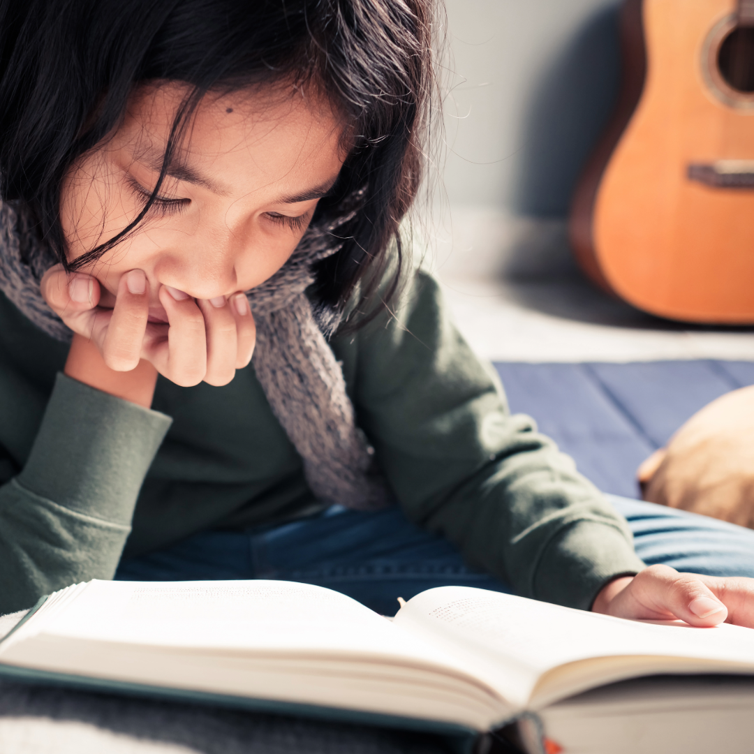 Bilde av en jente som leser en bok. Foto: Adobe express