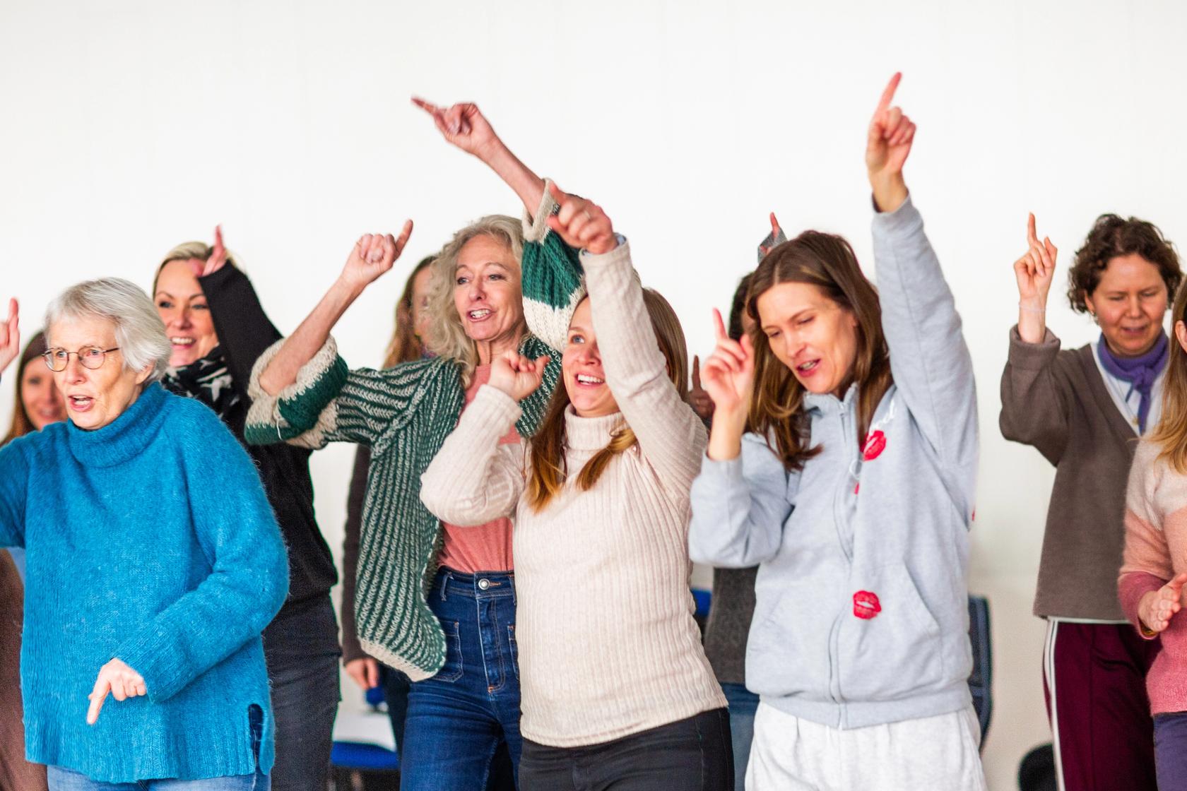 Bilde av voksne på kurs som danser