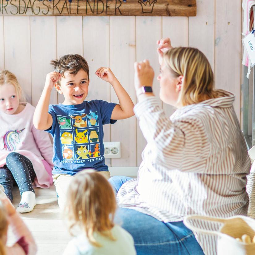 Musikksamling i barnehage med voksen og barn. Foto: Krafttak for sang