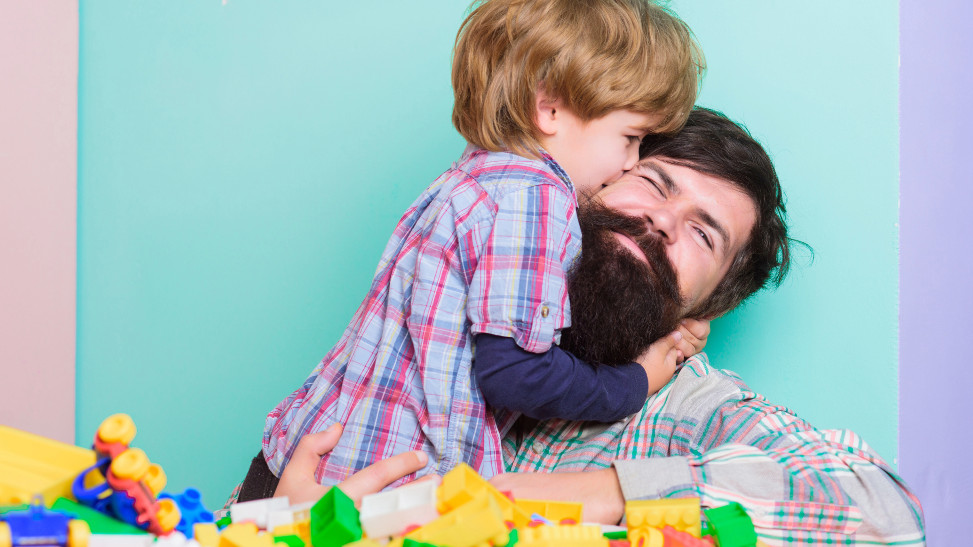 En far og sønn koser