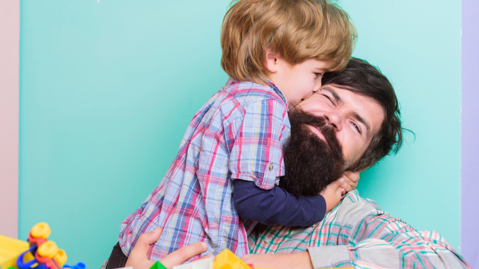 En far og sønn koser