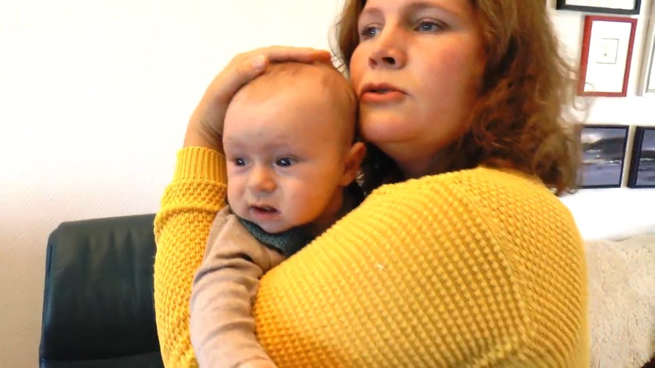 Bilde av mor med baby som blir trøstet