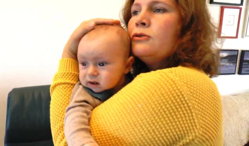 Bilde av mor med baby som blir trøstet