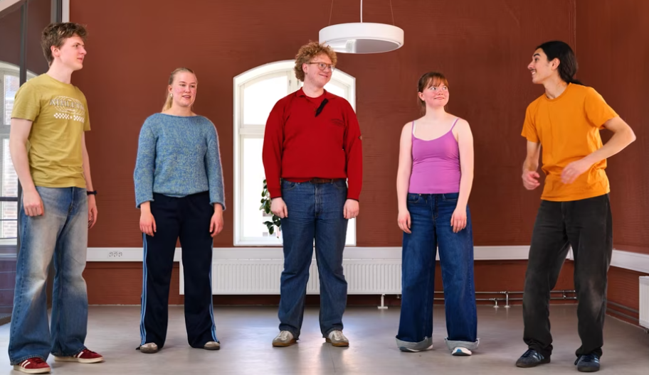 Bidet viser fem ungdommer som synger sangen