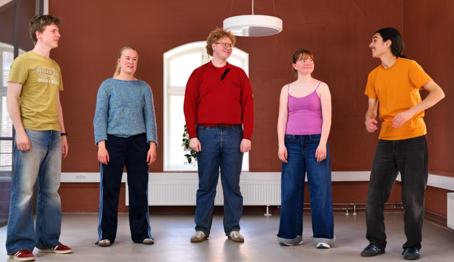 Bidet viser fem ungdommer som synger sangen