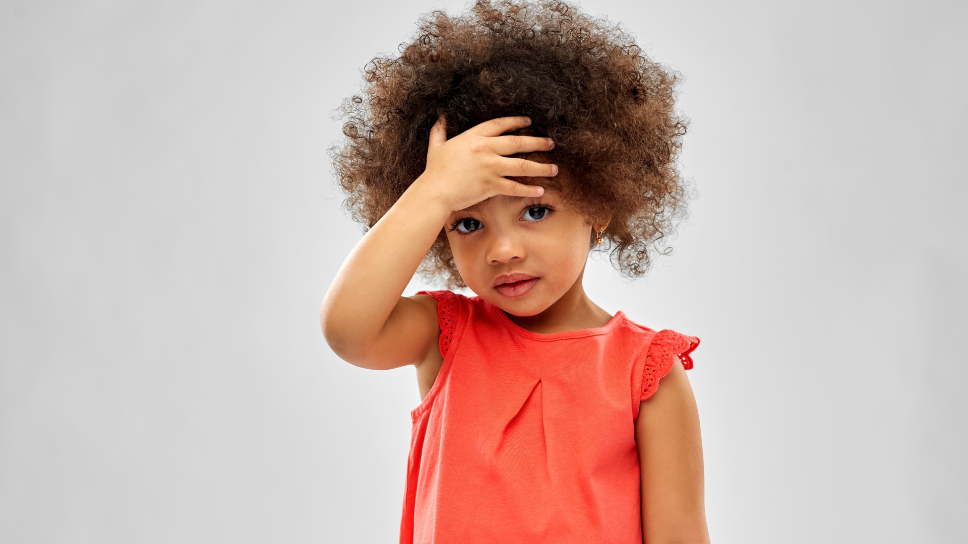 Bilde av et barn som holder hånden på pannen