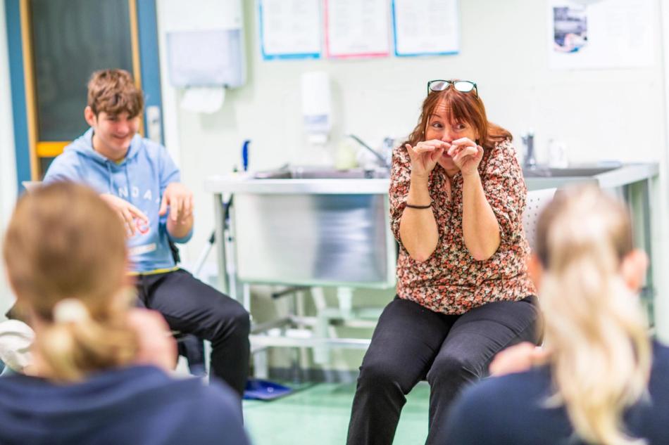 Lærer Kristine Moldskred lærer bort gode sang- og musikkopplegg til BUA-elevene sine