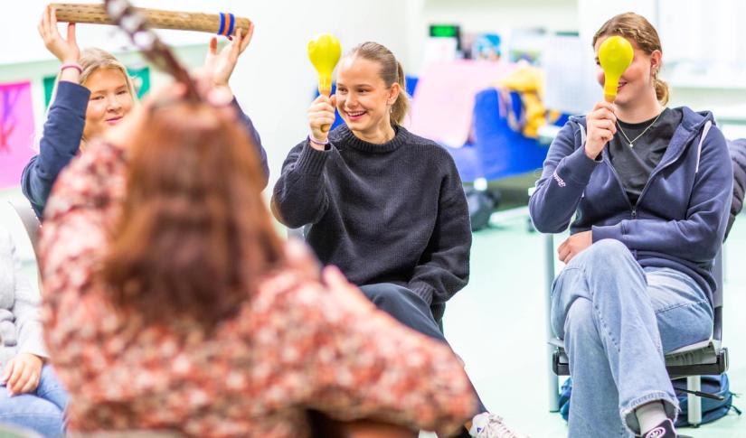 Elever ved BUA-fag på Knarvik vgs har sang, musikk, instrumenter og lek på timeplanen